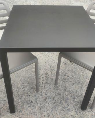 Tavolo e sedie da esterno