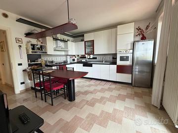 Cucina angolare con frigorifero e piano cottura