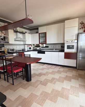 Cucina angolare con frigorifero e piano cottura