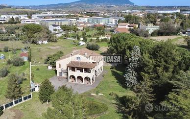 VILLA SINGOLA CON GIARDINO