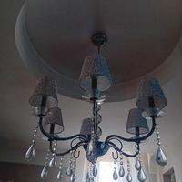 lampadario moderno con dettagli damascato