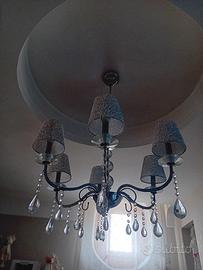 lampadario moderno con dettagli damascato