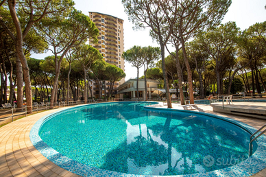Frontealmare con piscine parco e parcheggio