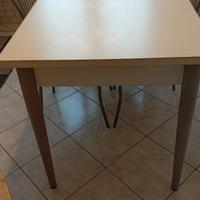 tavolo con quattro sedie 