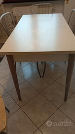 tavolo con quattro sedie 