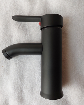 Miscelatore bagno basso con flessibili lavandino