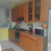 Cucina completa di pensili e lavandino, in legno