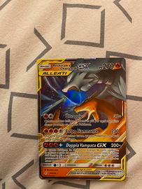 Carta pokemon reshiram e charizard