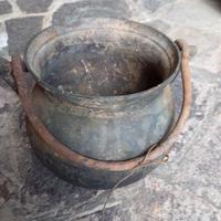 Vaso in ferro con gancio per camino