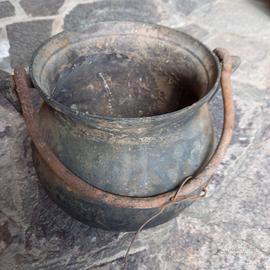 Vaso in ferro con gancio per camino