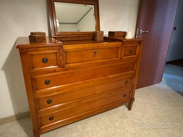 Toilette in legno massello con specchio