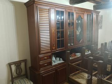 Credenza in legno con vetrina