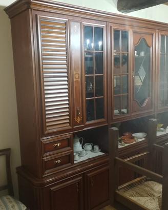 Credenza in legno con vetrina