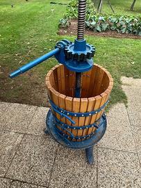 Torchio manuale in legno e ferro per uva