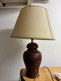 Lampada da tavolo in ceramica con paralume.