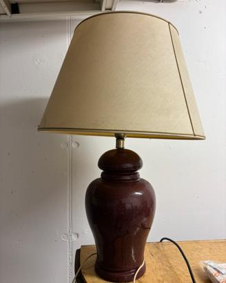 Lampada da tavolo in ceramica con paralume.