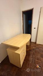 Scrivania con cassettiera legno chiaro
