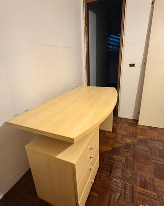 Scrivania con cassettiera legno chiaro