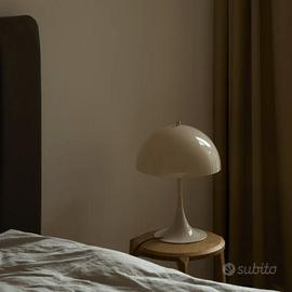 Lampada Louis Poulsen Panthella 320  da tavolo