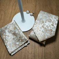 Cravatta, gemelli e pochette mai indossati