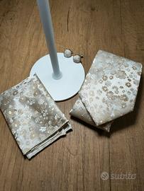 Cravatta, gemelli e pochette mai indossati