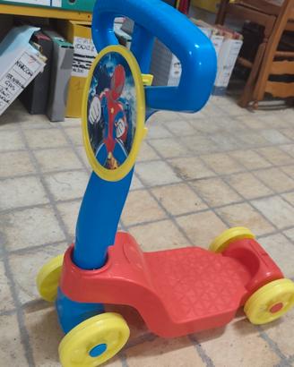 monopattino 4 ruote tipo spiderman 