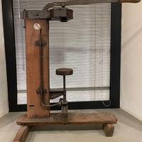 Tappatrice in sughero antica per vino