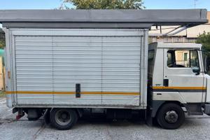 Nissan L50 con sponda e tenda elettrica
