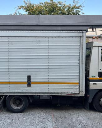 Nissan L50 con sponda e tenda elettrica