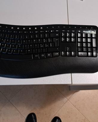 Tastiera wireless microsoft completa di mouse