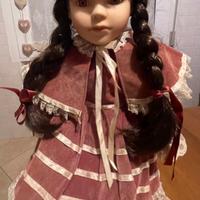 Bambola grande con trecce in ceramica