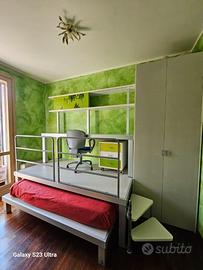 cameretta completa di armadi + scrivania integrata