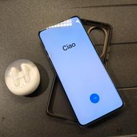 Smartphone Oppo Reno con cuffie wireless