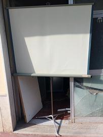 schermo per proiezioni con treppiede 