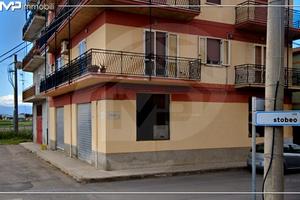 Grande magazzino con doppia entrata