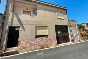 Due case, una abitabile una da ristrutturare