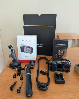 Insta360 Ace Pro 2 con vari accessori