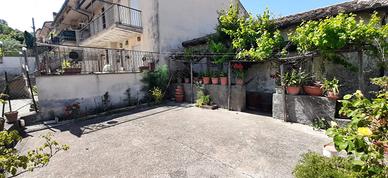 Casa con ingresso indipendente, giardino, taverna