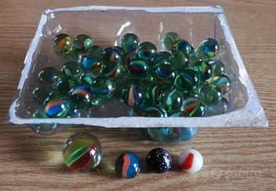 70 biglie in vetro di vari colori differenti