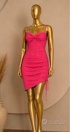 Abito corto fucsia elegante e alla moda