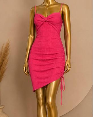 Abito corto fucsia elegante e alla moda