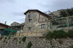 CASA SEMINDIPENDENTE A FUMONE