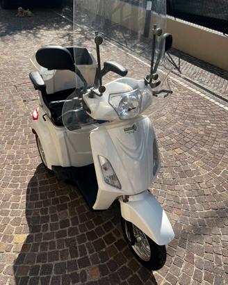 Scooter elettrico per anziani a tre ruote