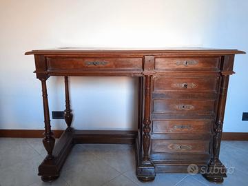 scrivania in legno 