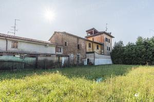 Ampio rustico su due livelli .