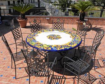 Tavolo in pietra lavica vietrese rotondo