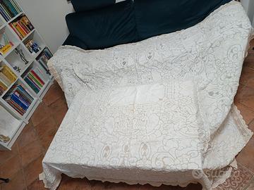 Coperta/tenda d'epoca in pizzo di Cantù 