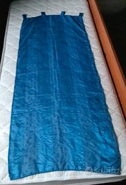 Tende, cuscino, lampada e tappeto 