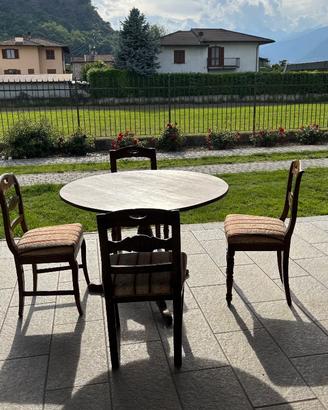 Tavolo in noce  con 4 sedie