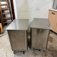 Tramogge per contenere farina in cucina